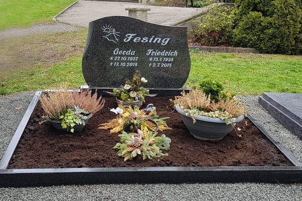 Doppelgrabstelle mit Gestecken