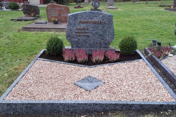 Doppelgrabstelle mit Kies und Bepflanzung