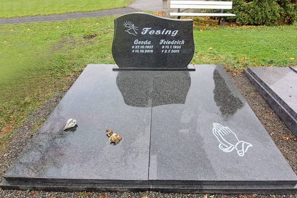 Doppelgrabstelle mit 2 Abdeckplatten