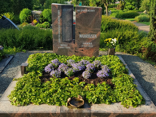 Grabstelle mit Grabschmuck