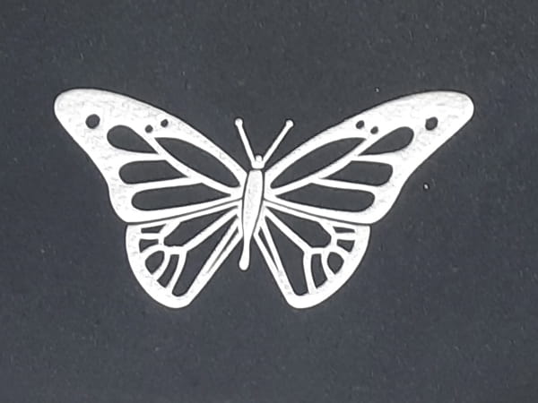Vertieft gestrahlter Schmetterling